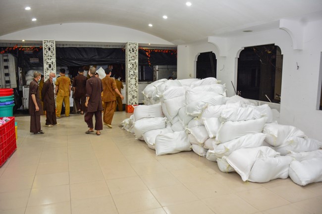 Continuing to support people in need in the Covid-19 pandemic of Hoang Phap Pagoda (series 4)